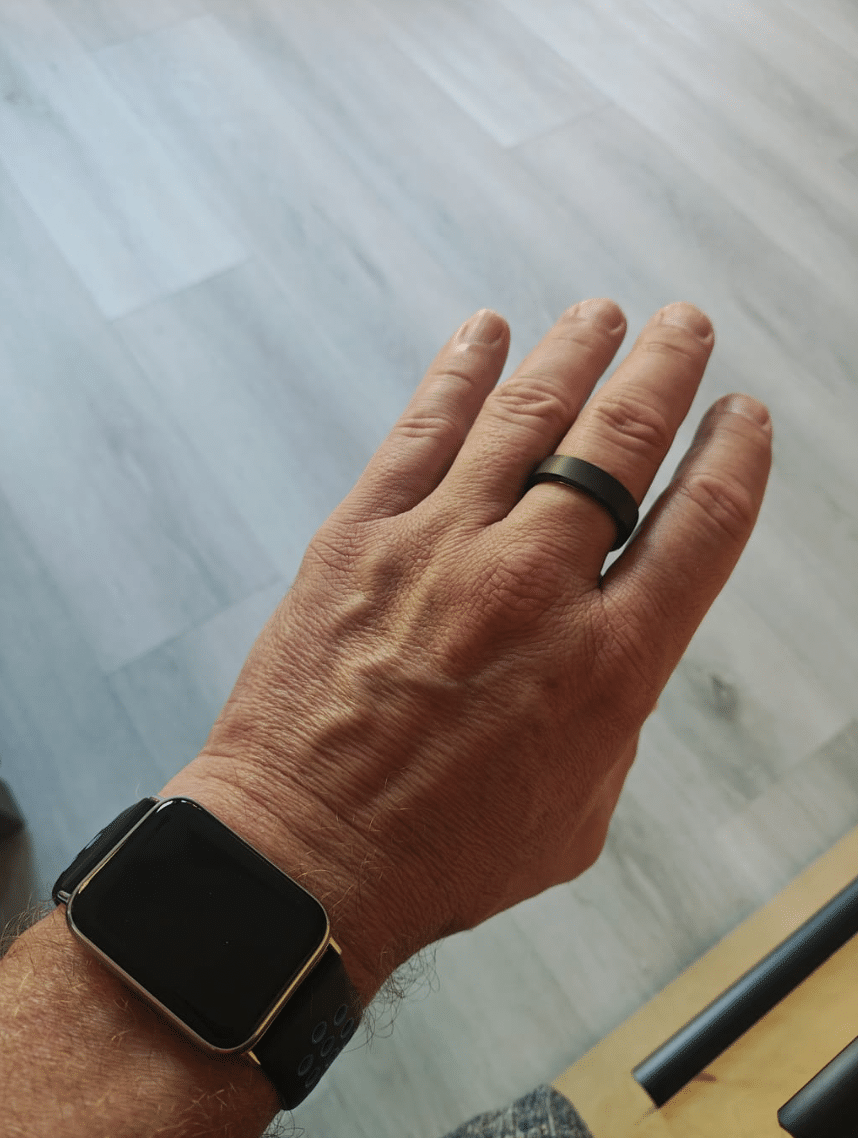 Bague RingConn Gen 2 portée au doigt — discrète et élégante pour la détection de l'apnée