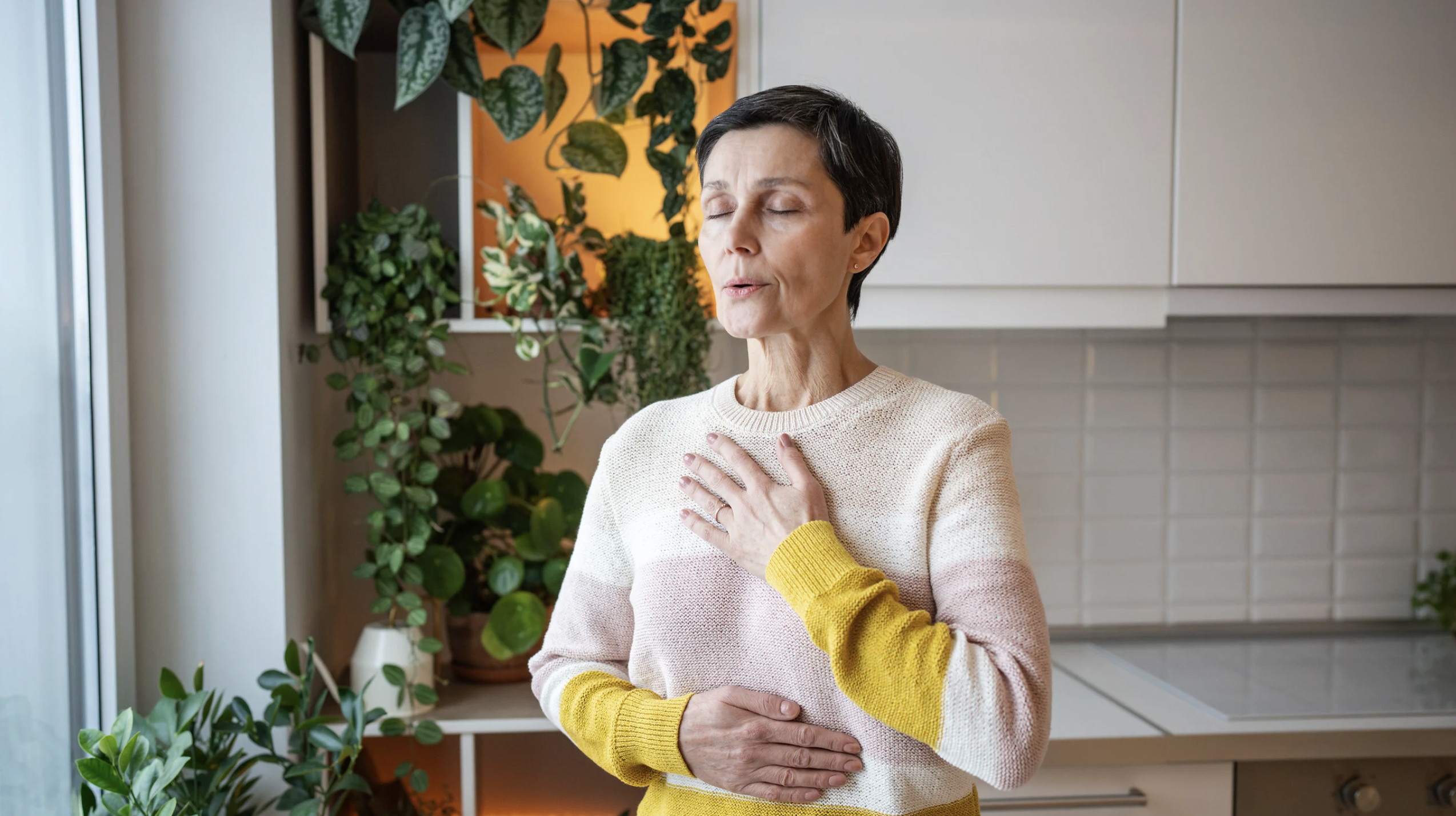 Méditation pour dormir après 55 ans — femme sereine pratiquant la pleine conscience le soir — Dormez Zen