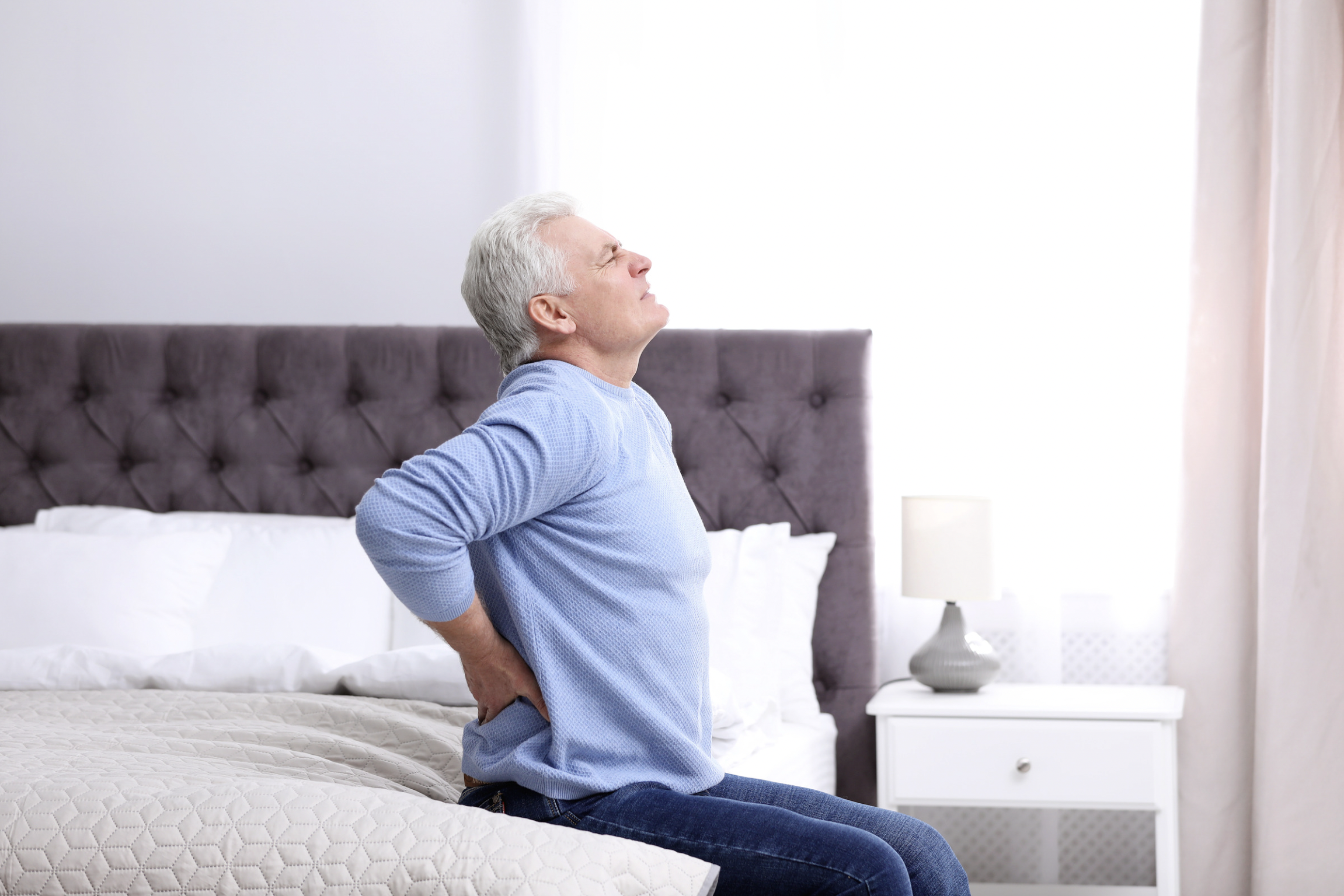 Arthrose lombaire : mieux dormir après 55 ans — Dormez Zen