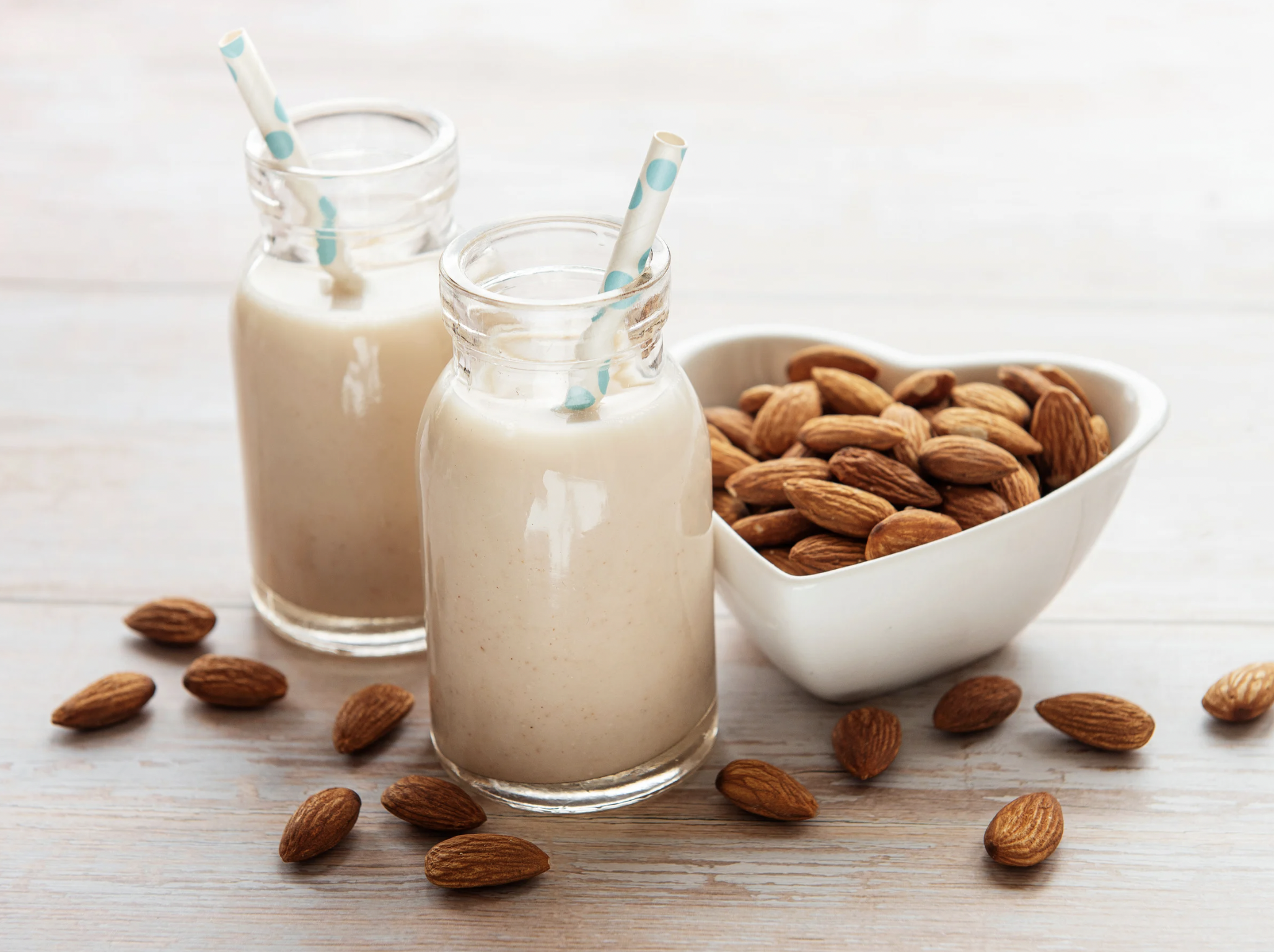 Lait d'amande chaud - remède naturel pour améliorer son sommeil après 55 ans