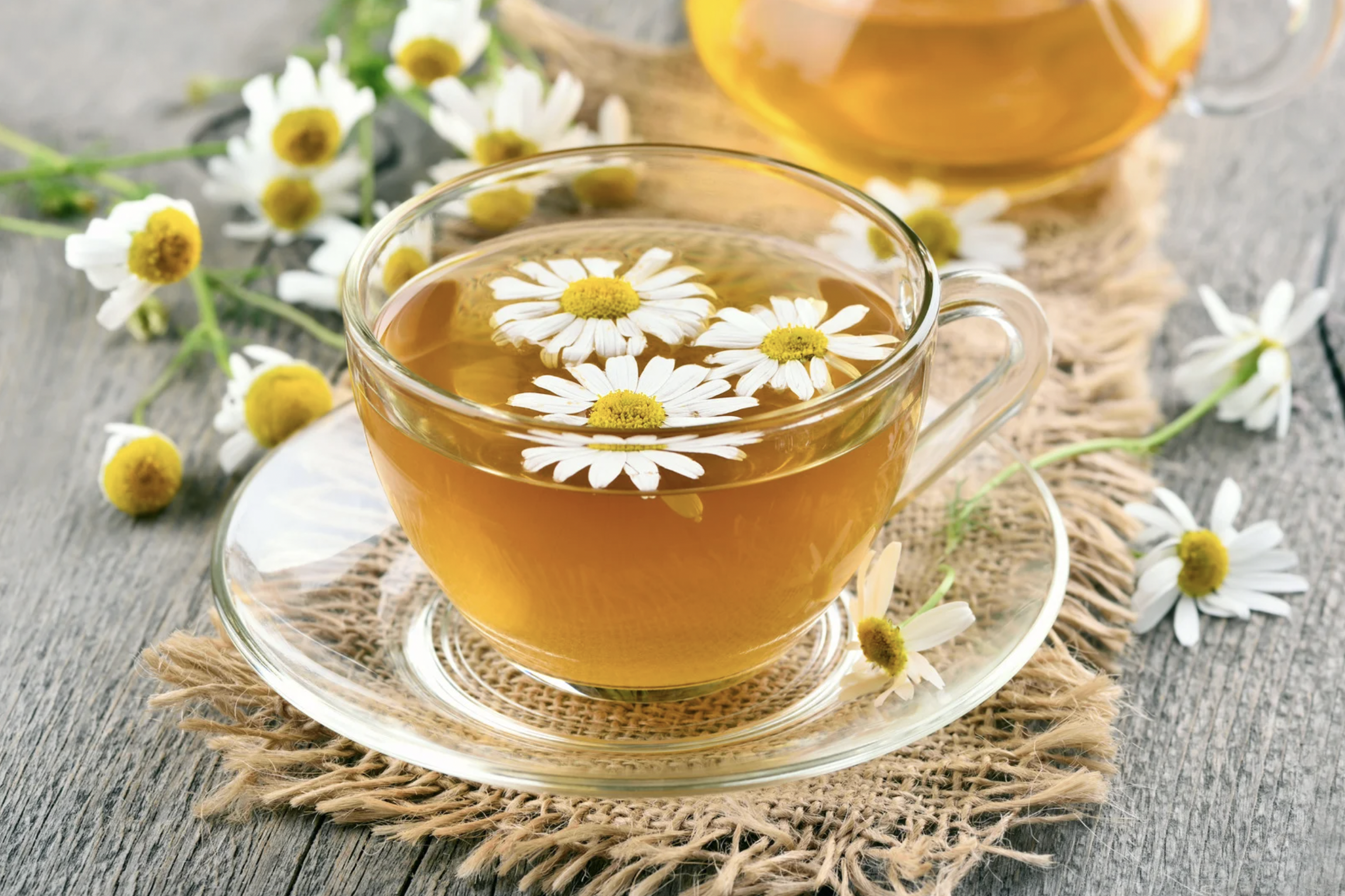 Tisane de camomille pour dormir profondément - remède naturel pour les plus de 55 ans