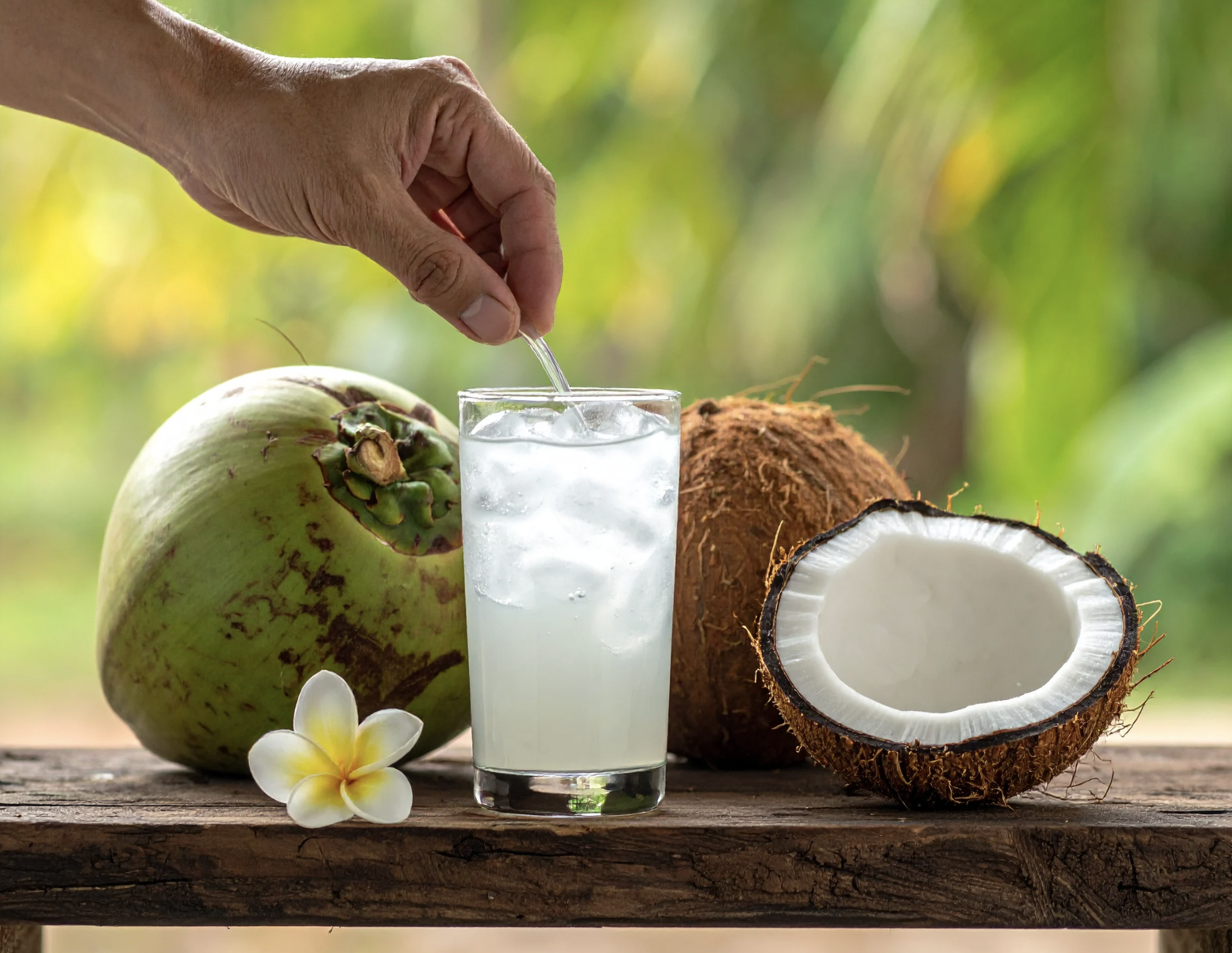 Eau de coco pour mieux dormir et réduire les crampes nocturnes après 55 ans