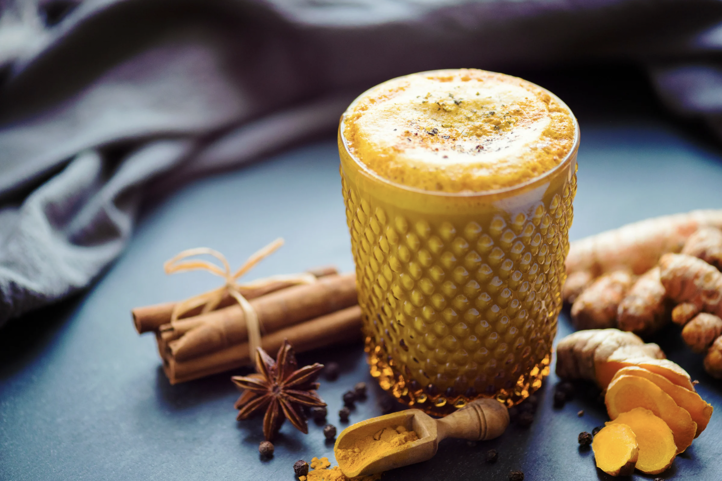 Lait doré au curcuma et poivre noir - produit naturel pour dormir profondément