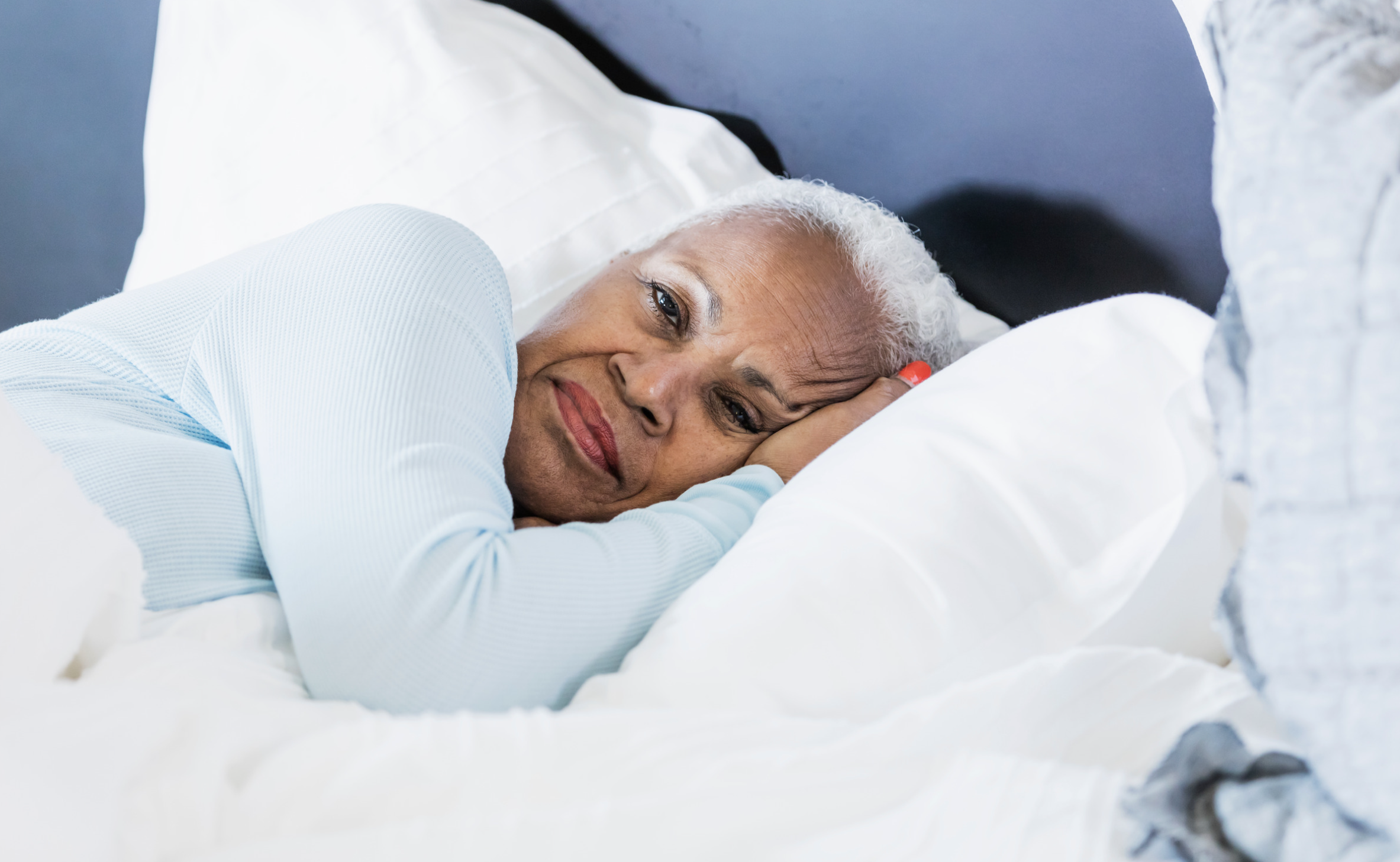 Sommeil léger après 55 ans — stades N1 N2 et solutions naturelles — Dormez Zen