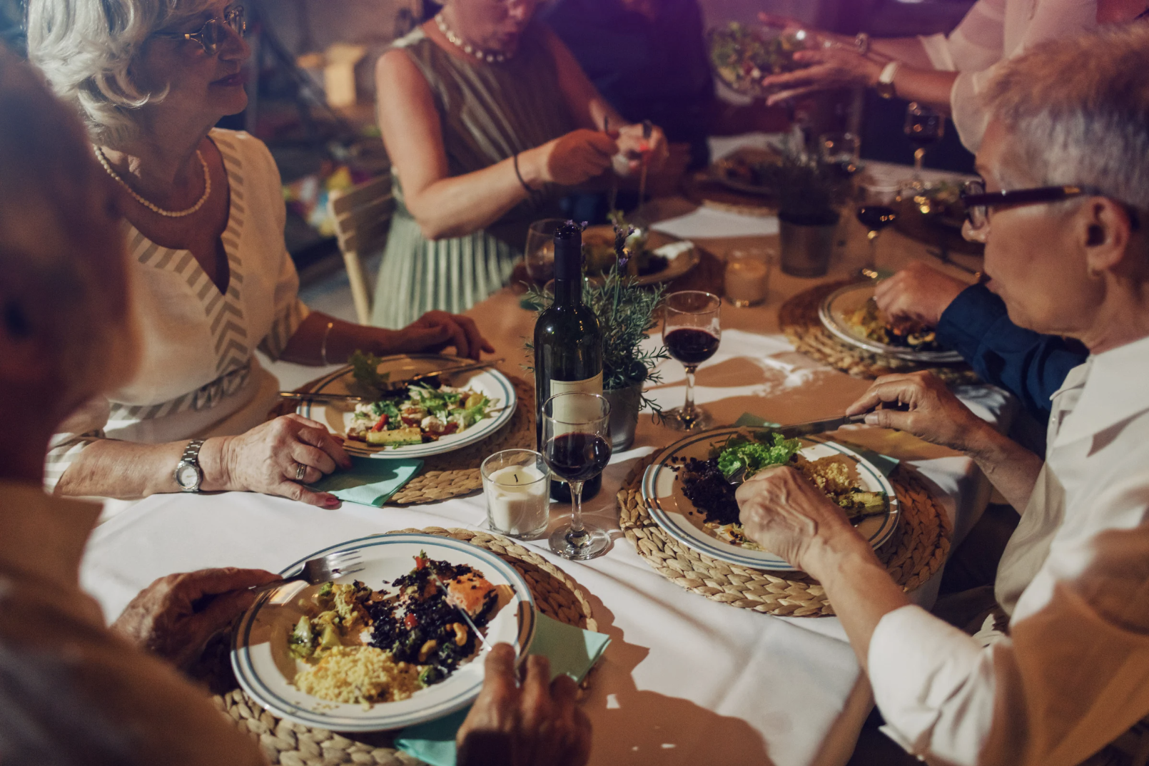 5 aliments à éviter le soir après 55 ans pour mieux dormir