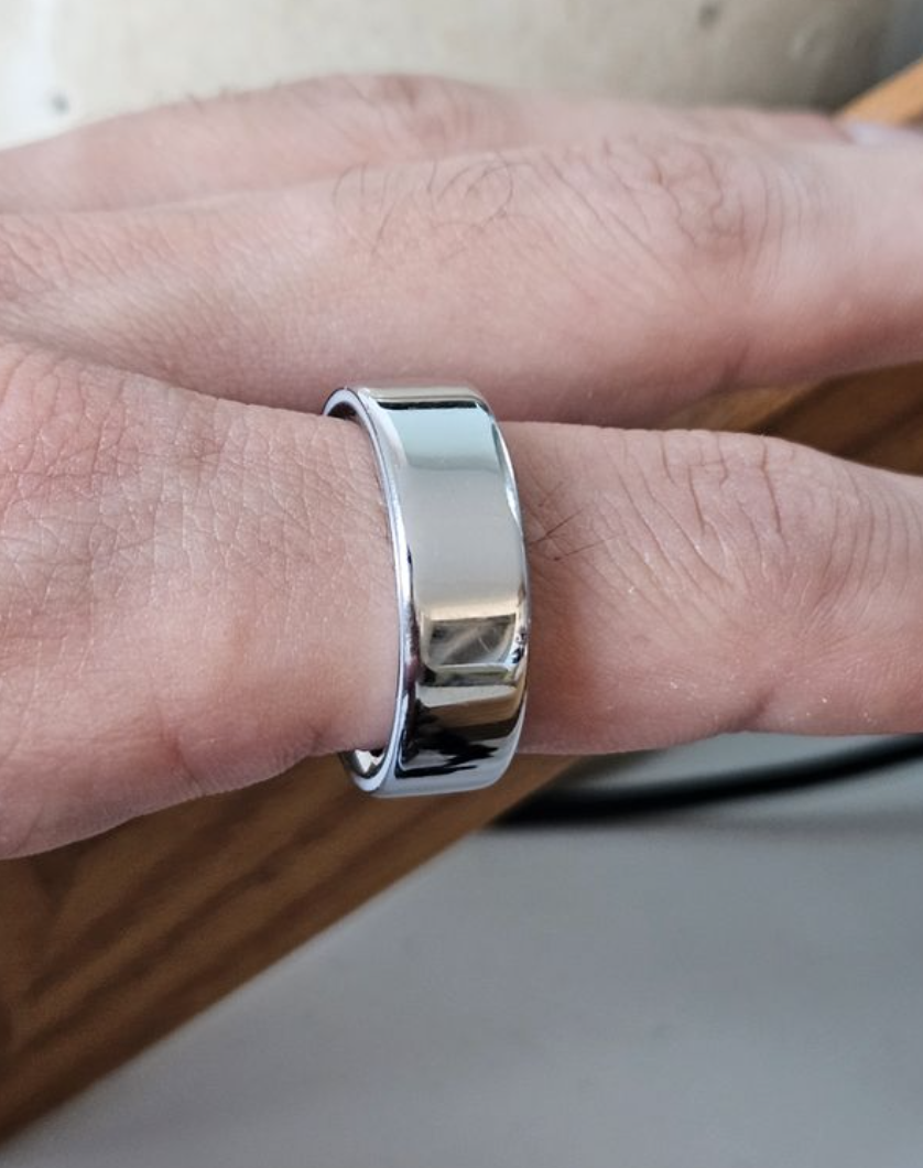 Oura Ring 4 — design épuré en titane