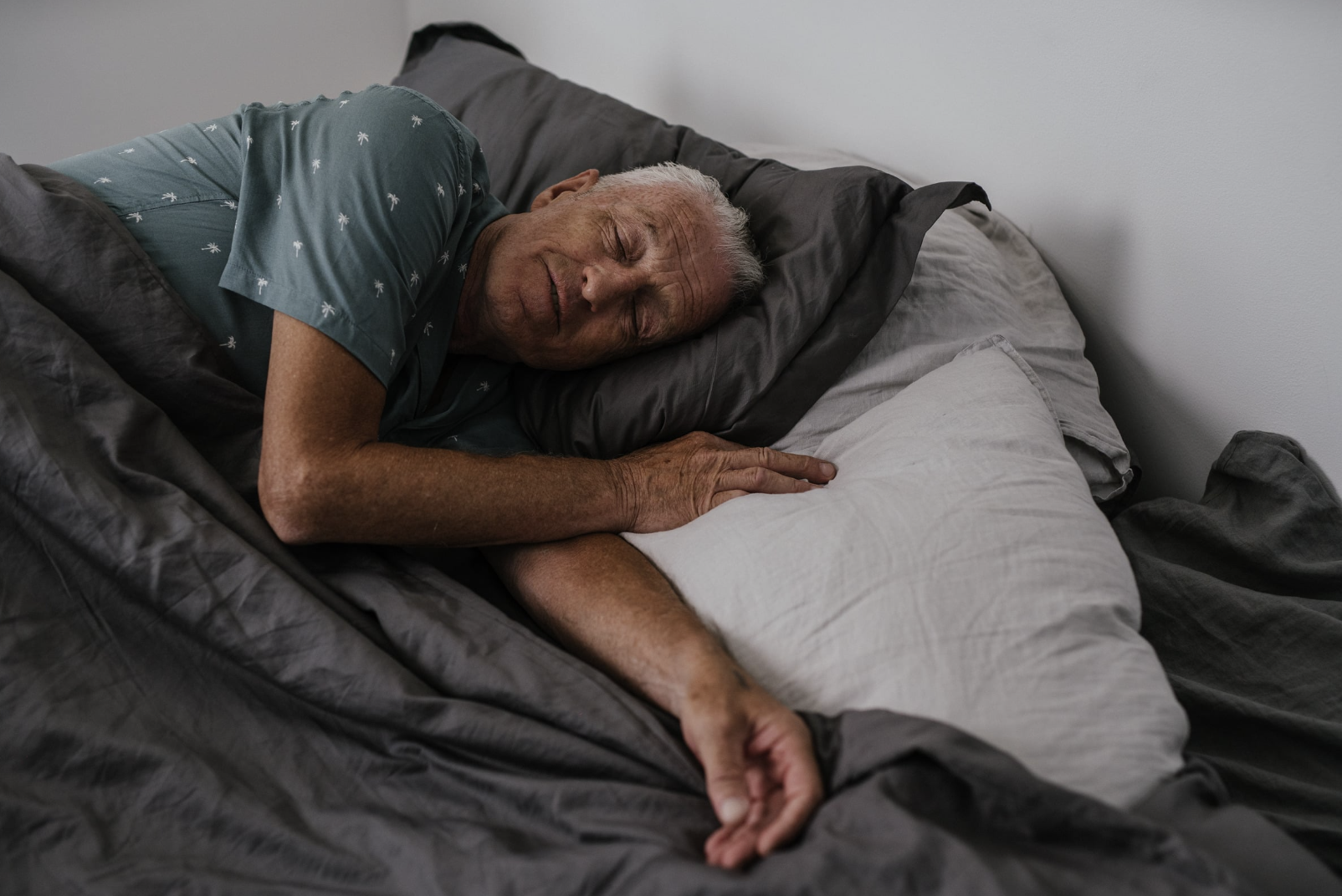 Difficultés d'endormissement après 55 ans — causes biologiques et solutions naturelles — Dormez Zen