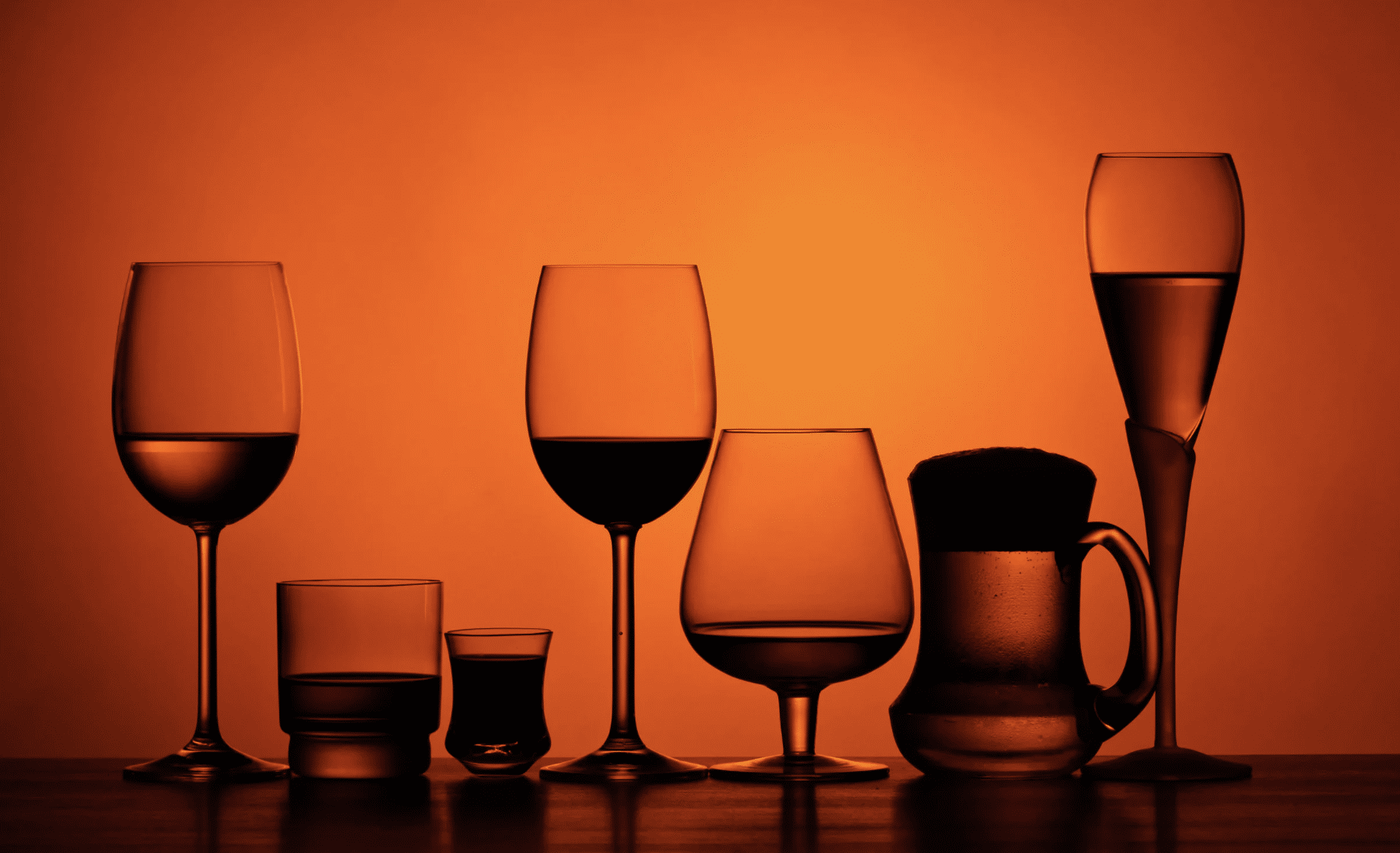 Alcool et sommeil après 55 ans : pourquoi un simple verre le soir vous réveille la nuit