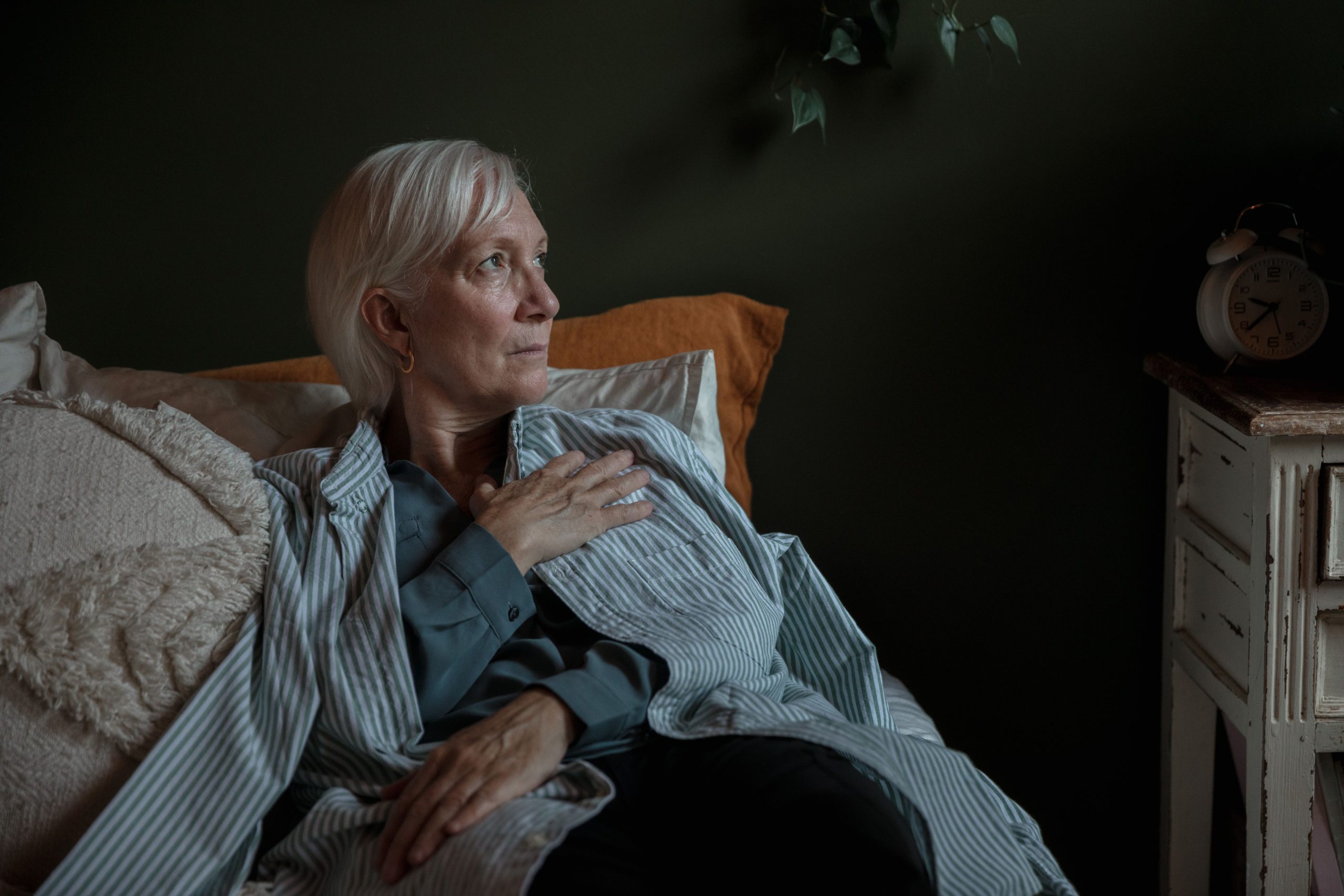 Réveil à 4h ou 5h du matin après 55 ans — causes et solutions naturelles — Dormez Zen