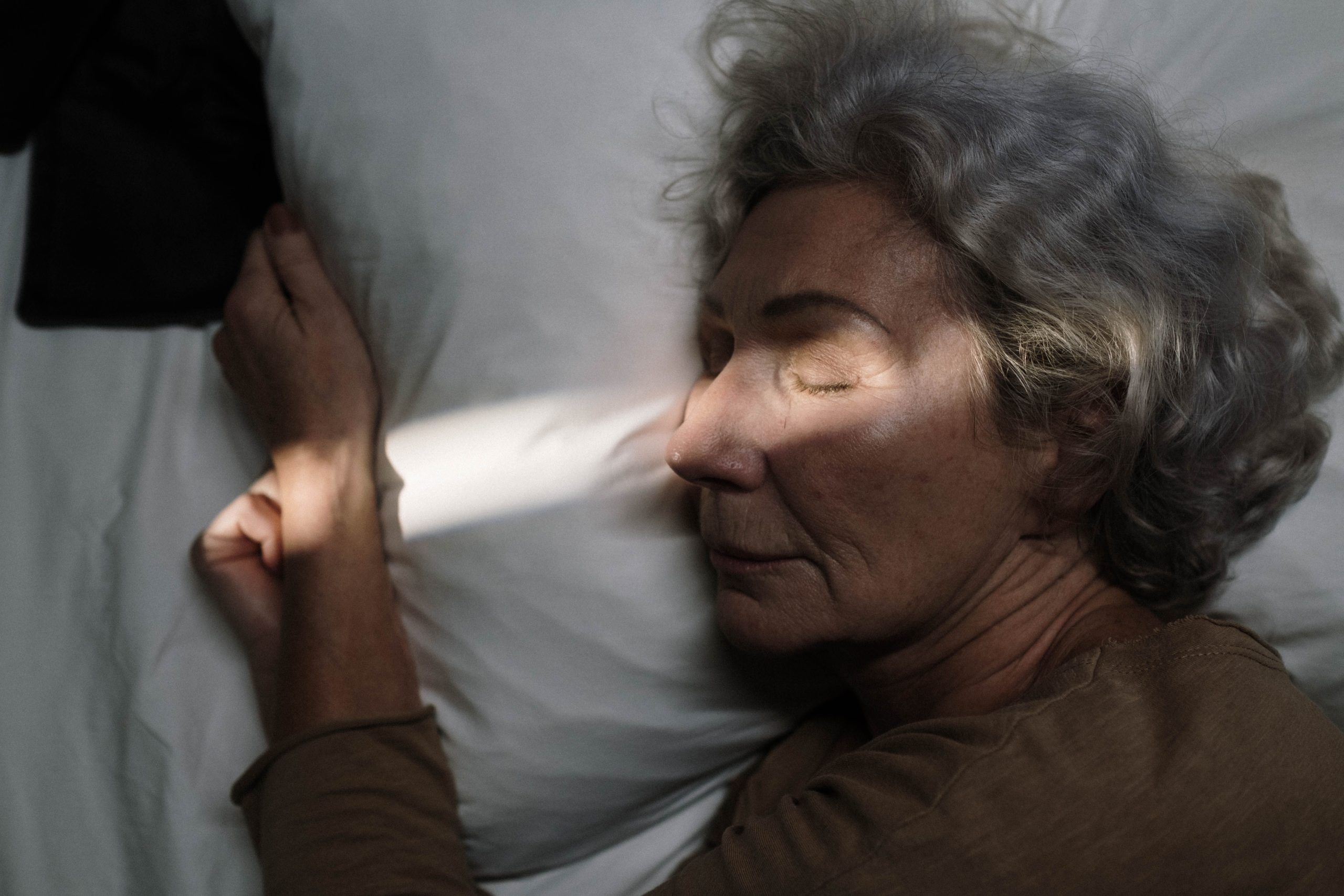 Sommeil trop léger après 55 ans : pourquoi et comment y remédier — Dormez Zen